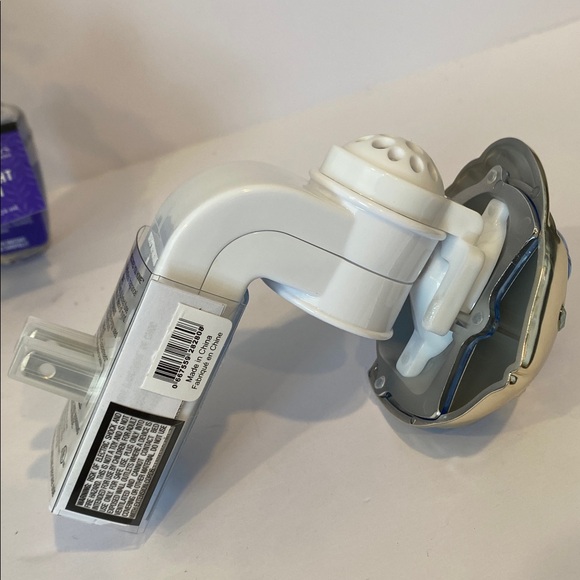 Bath & Body Works Fiber Optic “Fish” Light Up 24/7 Wallflower Plug & Refill - Picture 6 of 11